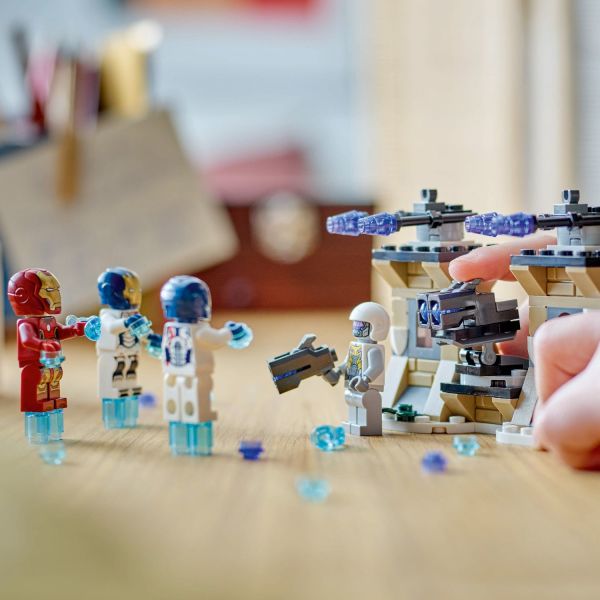 The Hydra Trooper has a stud shooter and 2 more at the base.