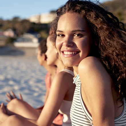 Ultra-light formula, enriched with Aloe and Vitamin E, hydrates and moisturizes skin as you tan.
