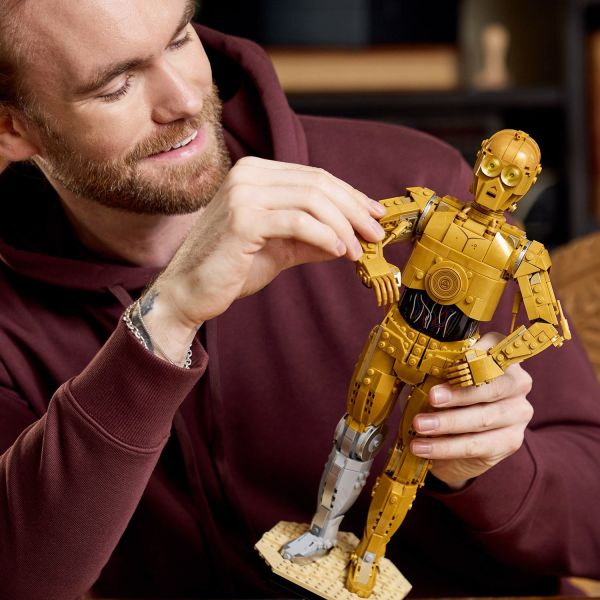Turn C-3PO’s head and move his arms.