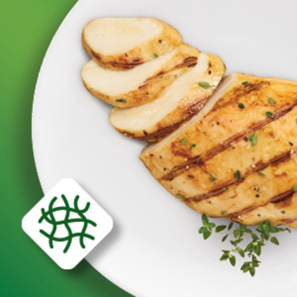 Sliced grilled chicken on a white plate and an icon highlighting natural fiber