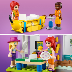  LEGO Friends Vacation Beach House 41709 Building Kit; Gift for  Kids Aged 7+; Includes a Mia Mini-Doll, Plus 3 More Characters and 2 Animal  Figures to Spark Hours of Imaginative Role