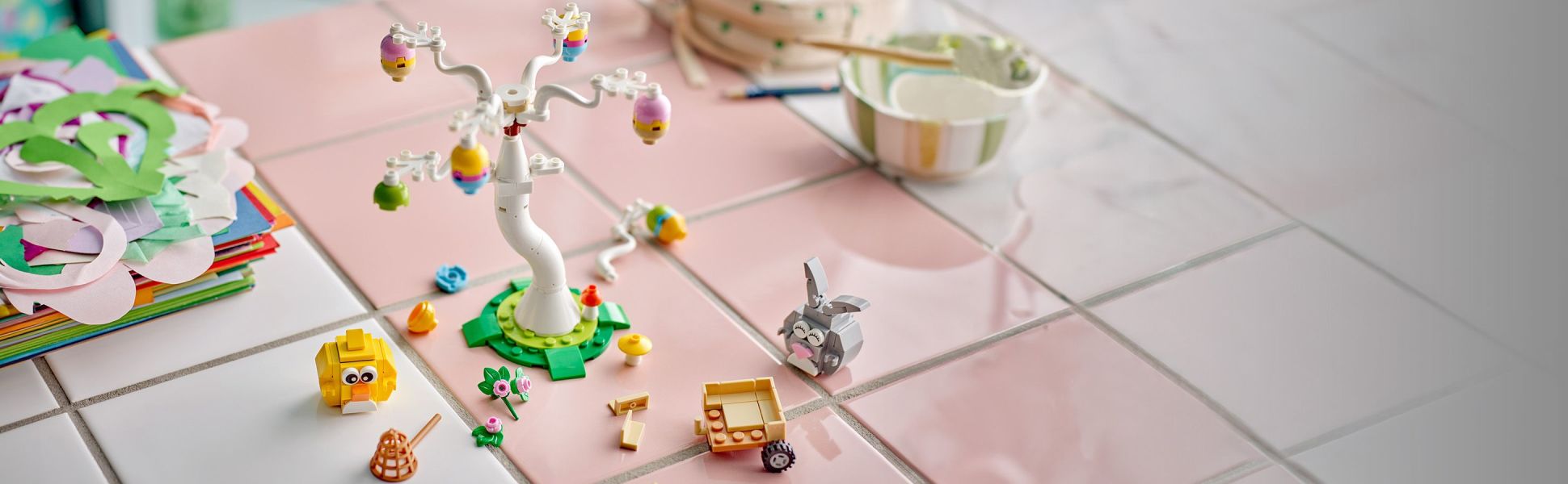 Enjoy family building and lots of open-ended role-play fun with a bunny and a chick in this charming seasonal gift display.