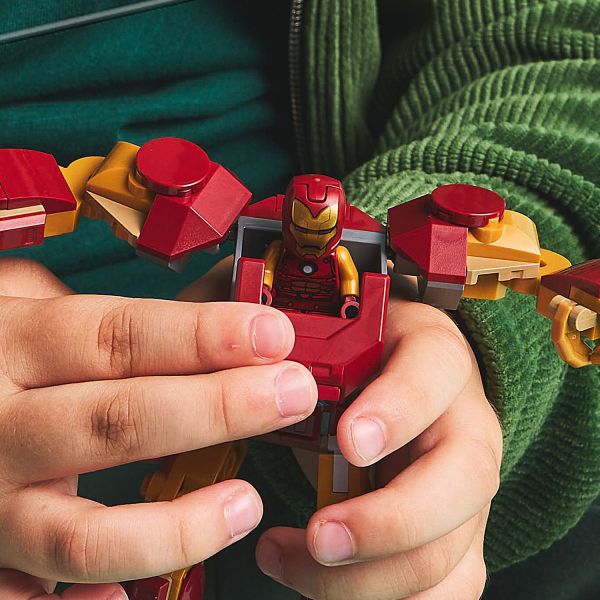 Open the mech’s torso and place the minifigure inside.