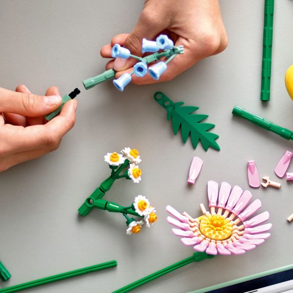 Use the adjustable stems to arrange a custom bouquet.