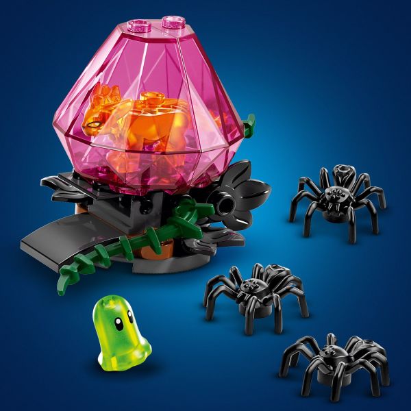 Discover a Z-Blob figure, 3 spiders and a pink diamond egg.