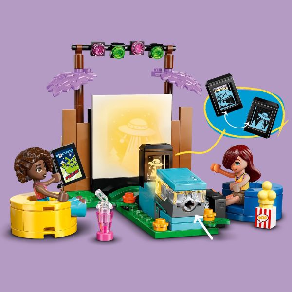Comes with a mini projector toy and 2 slides.