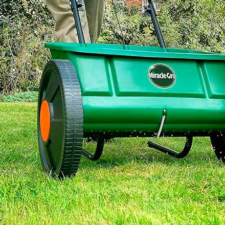 Miracle-Gro Drop Spreader has variable spreader settings