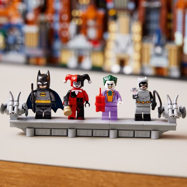 Includes Batman , The Joker , Harley Quinn and Catwoman .