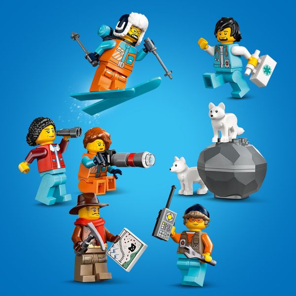 Adventures come to life with Johnny Thunder, 5 explorer minifigures and 2 Arctic fox figures.