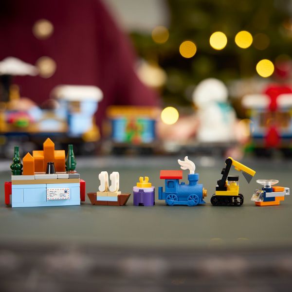 Mini builds and accessories include a 3D printed train piece.