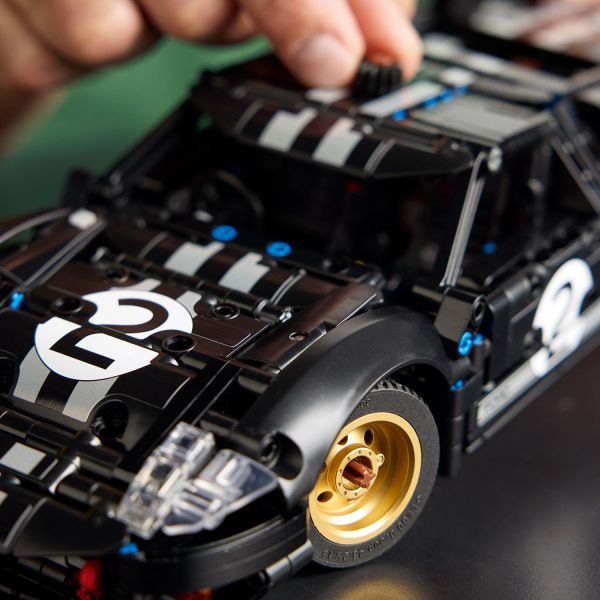 Steer using the knob on top of the model.