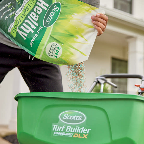 美品　スコッツ ドロップ式 肥料散布機 Turf Builder Scotts Turf Builder 27.40 lbs. 8,000 sq. ft. Healthy Plus Lawn
