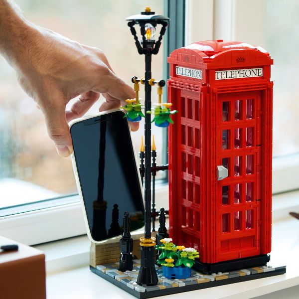 You can even use the fence as a cell phone stand.