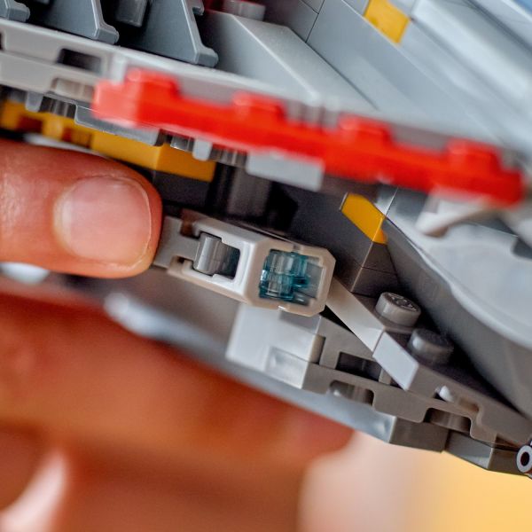 The Quinjet features 2 stud shooters at the front.