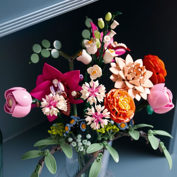 Also includes daisies, cornflowers and roses.