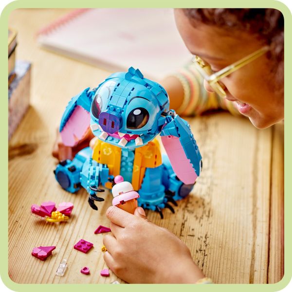 Add or remove the flower or set the cone in Stitch’s hand.