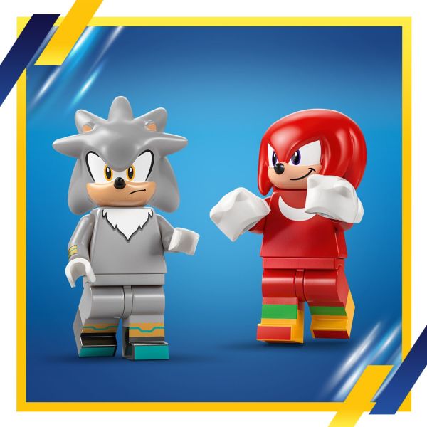 2 minifigures – Knuckles and, for the first time, Silver.