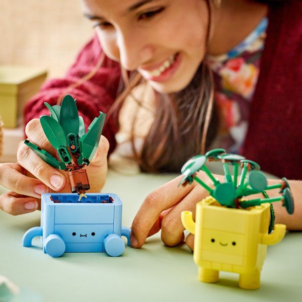 Comes with interchangeable yellow and blue plant pots.