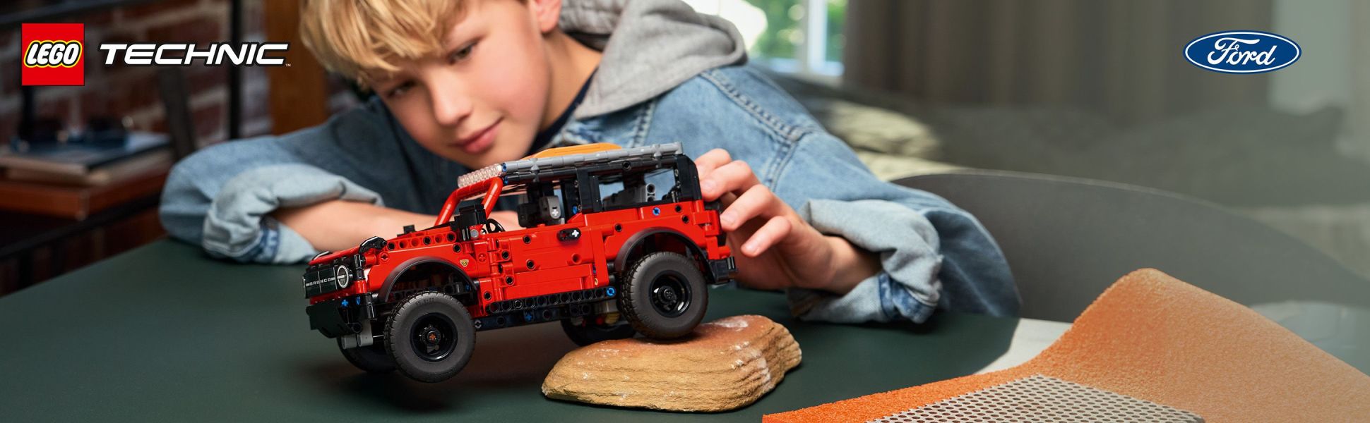 Inspire kids to create endless off-road adventures with this detailed Ford Bronco SUV model kit.