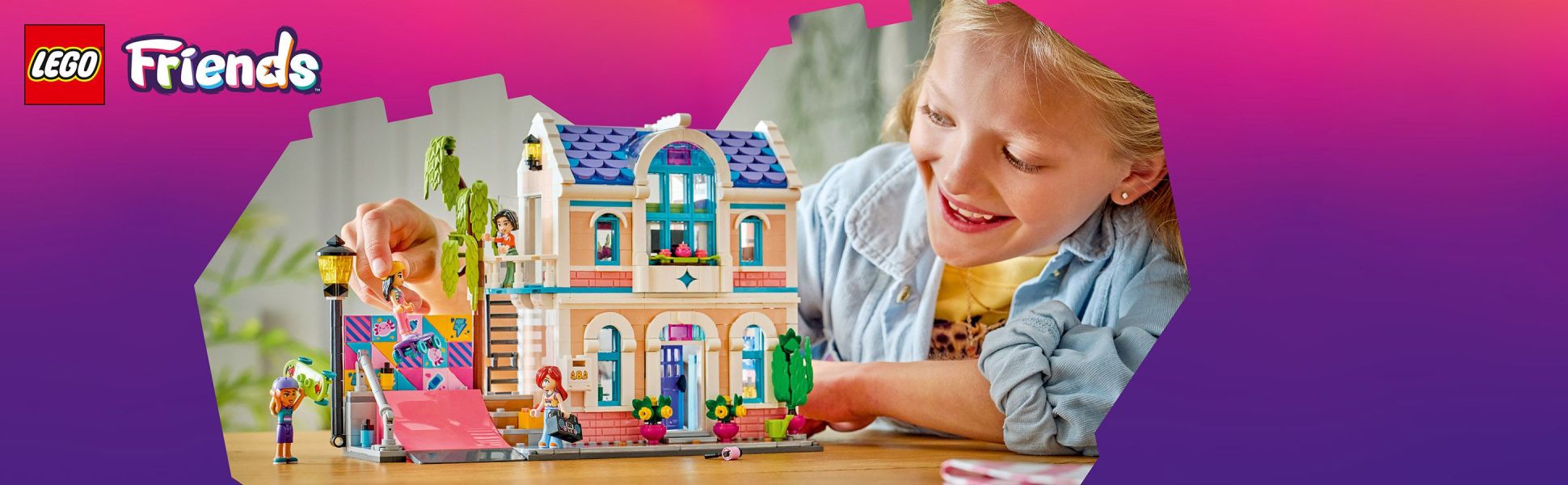 This toy house for girls and boys features a kitchen, living area, bedroom, balcony and garden, and comes with 4 minidolls, a gecko and an axolotl.