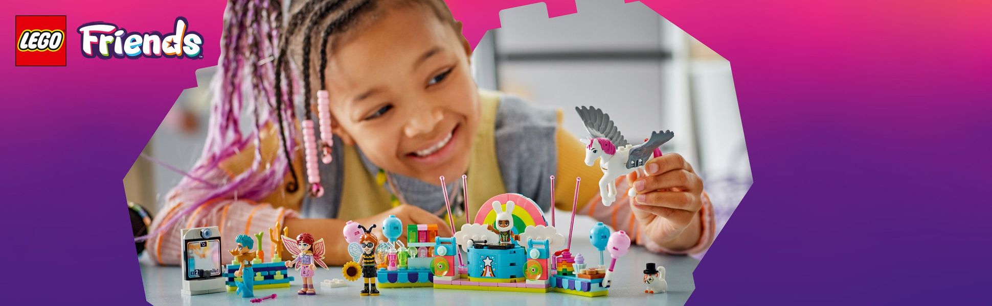 This imaginative toy is packed with storytelling inspiration as kids create a costume party scene for the 4 minidolls.