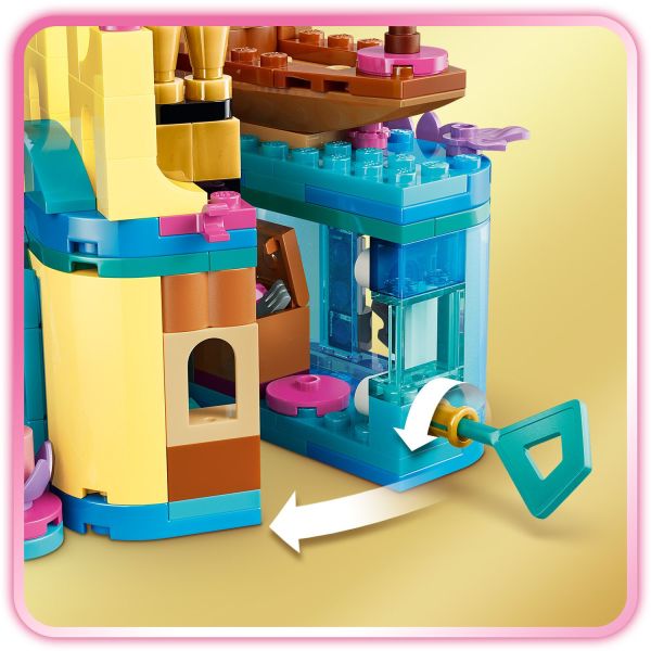 Building set locks and keeps items inside for portable play.