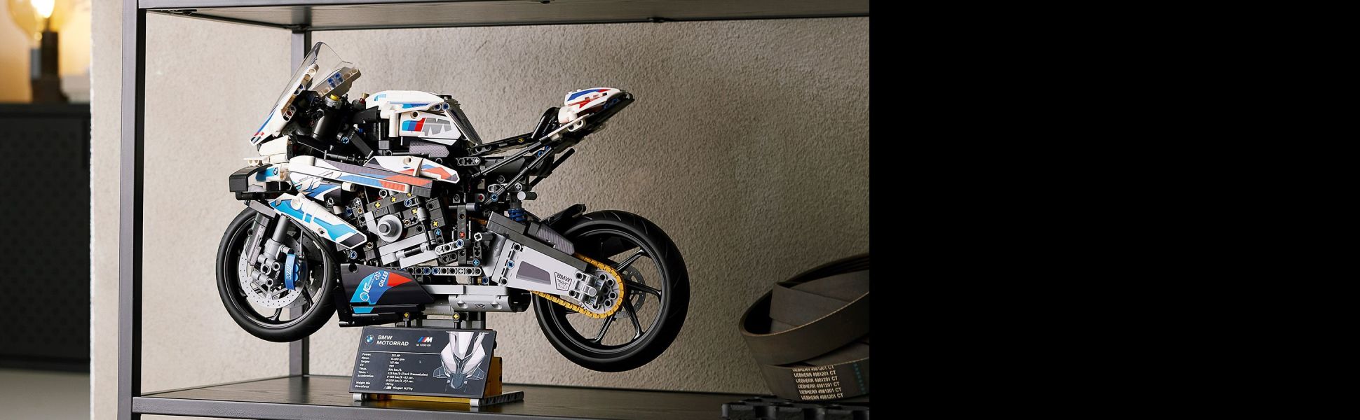 Die BMW M 1000 RR als detailgetreues LEGO® Technic Bauset – so