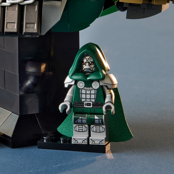 A Doctor Doom minifigure can be displayed alongside the bust.