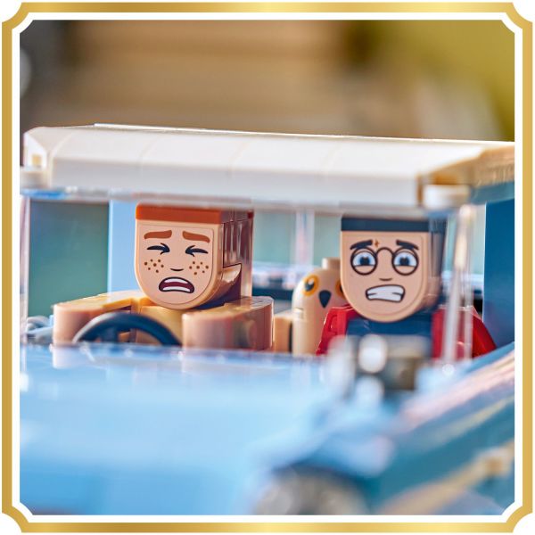 Brick-built Ron Weasley and Harry Potter figures, plus Hedwig .