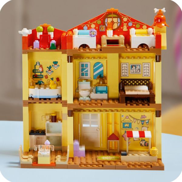Check out the piano, pretend food stall and iconic kiwi rug.