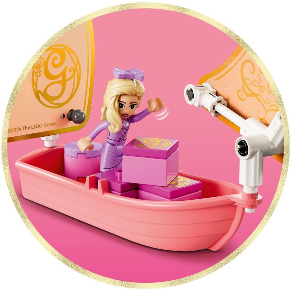 Glinda minidoll travels with her favorite fashion items.