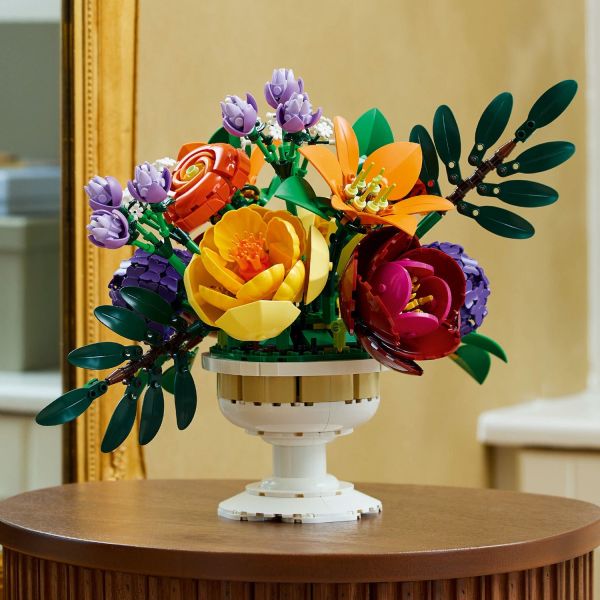 The set comes with an elegant white pedestal vase.