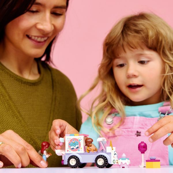 Includes larger pieces to help kids as they learn to build.