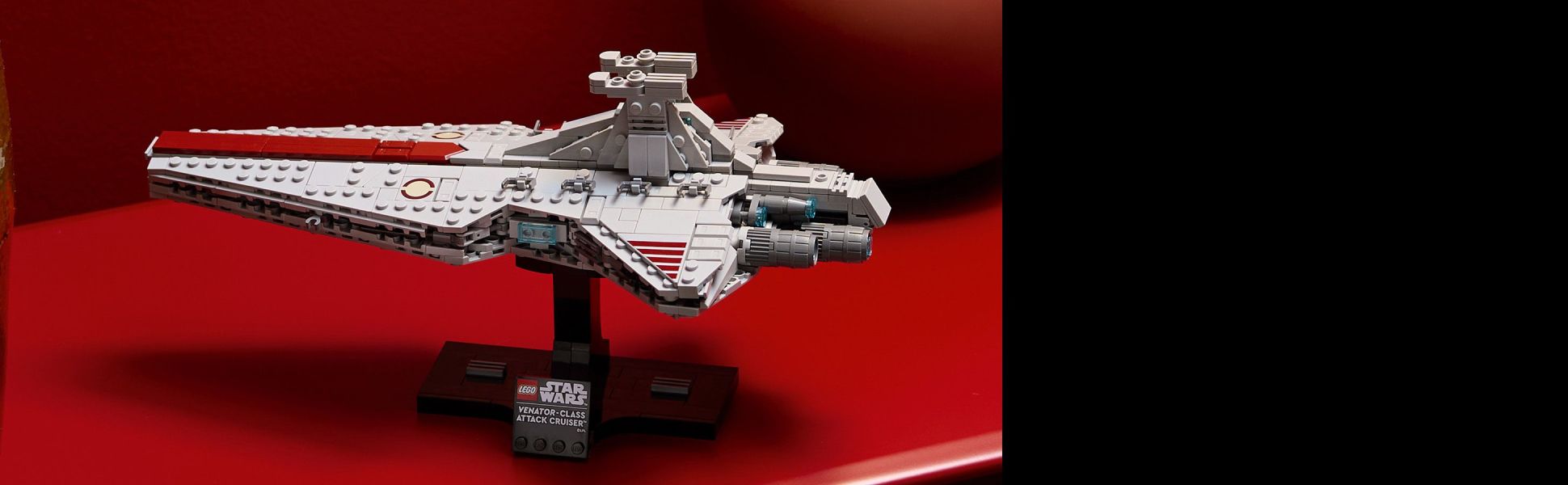 Bring the drama of Star Wars: Revenge of the Sith into your home with this collectible, mid-scale build-and-display model.