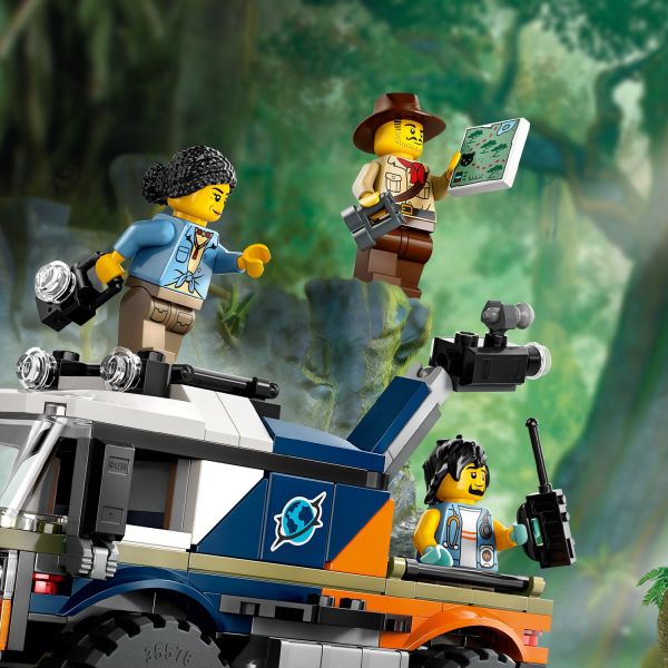 Includes a toy map, binoculars, camera and walkie-talkie.
