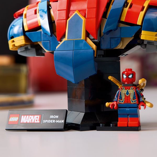 Includes 2 interchangeable bases, name plaque and minifigure.